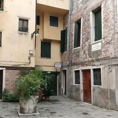 Alloggi Scala Del Bovolo 3*