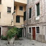 Alloggi Scala Del Bovolo 3*